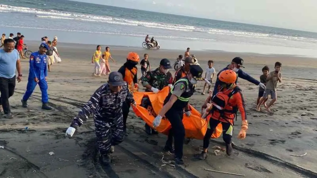 TEMUAN MAYAT: Tim SAR Gabungan mengevakuasi jenazah yang ditemukan&nbsp; di pesisir Pantai Air Kuning. (foto: Tim SAR Gabungan)