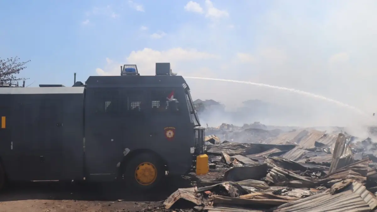 TIM POLDA BALI: Mobil rantis Polda Bali masih menyemprot kepulan asap dari puing-puing kebakaran gudang rongsokan di Legian Kuta, Rabu (2/9/2026). (ADRIAN SUWANTO/radarbali.id)