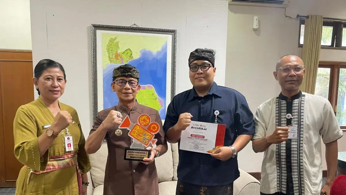 Bupati Klungkung, I Made Satria, didampingi Asisten II Sekretariat Daerah (Setda) Kabupaten Klungkung, Luh Ketut Ari Citra dan Kepala Dinas Penanaman Modal dan Pelayanan Terpadu Satu Pintu (DPMPTSP) Kabupaten Klungkung, I Made Sudiarkajaya, di ruang kerjanya pada Kamis (3/9)