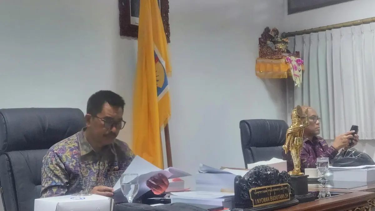 LURUSKAN!: Ketua Komisi I DPRD Bali, I Nyoman Budiutama,  meluruskan informasi terkait kunjungan ke Karanagasem. (ist/radarbali.id)