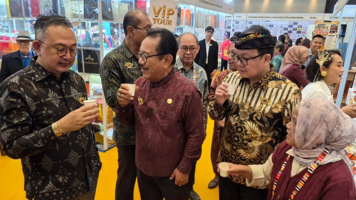 PAMERAN F&B: Cok Ace didampingi Daud (CEO Krista Exhibitions) dan tamu VIP mengunjungi booth pameran Bali Interfood 2026