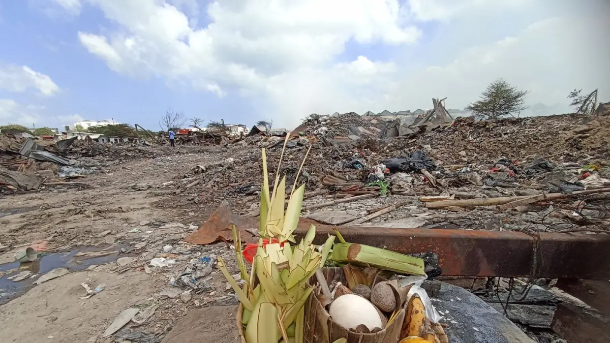 SUDAH RATA: Sejumlah pemilik rumah bedeng di lahan yang terbakar di Nakula, Denpasar banyak tak jelas, tiba-tiba hilang. (ADRIAN SUWANTO/radarbali.id)