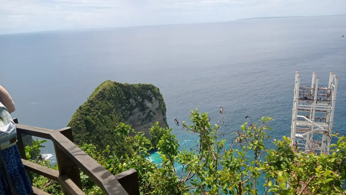 KONTROVERSIAL: Proyek lift kaca di pantai Klingking Nusa Penida terhenti lantaran distop Pansus TRAP DPRD Bali, namun di PTUN Pemprov kalah gugatan. (IST/radarbali.id)