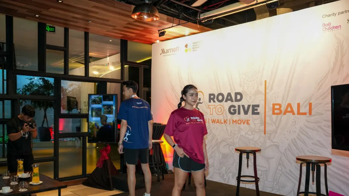 Model sedang memperakan jersey gelaran lari Road To Give 2026