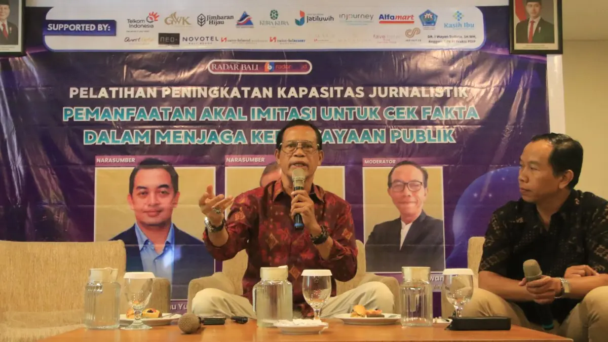 BUKAN BUDAK MESIN: Pemateri pertama Emanuel Dewata Oja dan moderator M. Ridwan dalam Pelatihan Peningkatan Kapasitas Jurnalistik Pemanfaatan AI untuk cek fakta guna menjaga kepercayaan publik di QuestSan Hotel, Denpasar, Sabtu (5/9/2026). (MIFTAHUDDIN HALIM/radarbali.id)