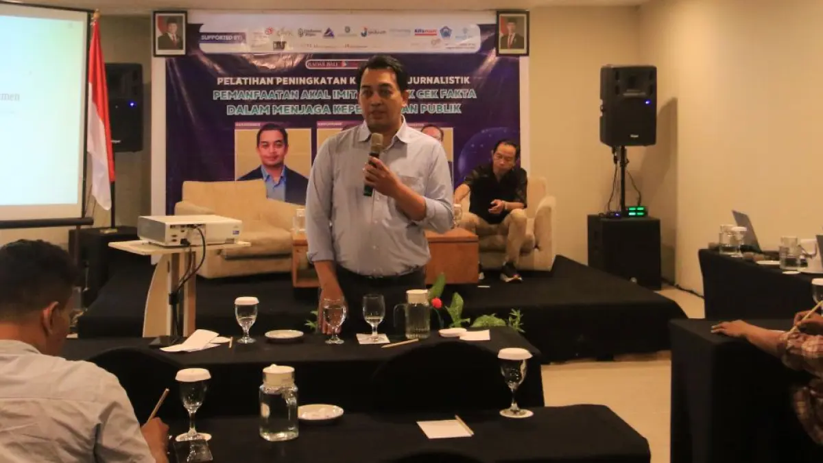 PELATIHAN LANJUTAN: Wadir Jawa Pos Radar Bali IbnuYunianto yang juga akademisi media digital salah seorang pembicara pelatihan saat berbicara di Quest hotel San, Denpasar. (MIFTAHUDDIN HALIM MUSTOFOA/radarbali.id) 
