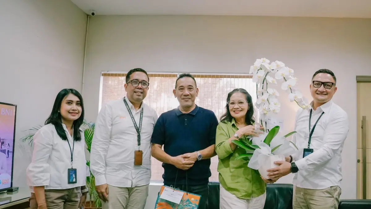 Regional CEO BNI Kantor Wilayah 08, Komang Arya Wira Kusuma Atmaja (kanan), memberikan apresiasi kepada Nasabah setia BNI (4/9/2026).