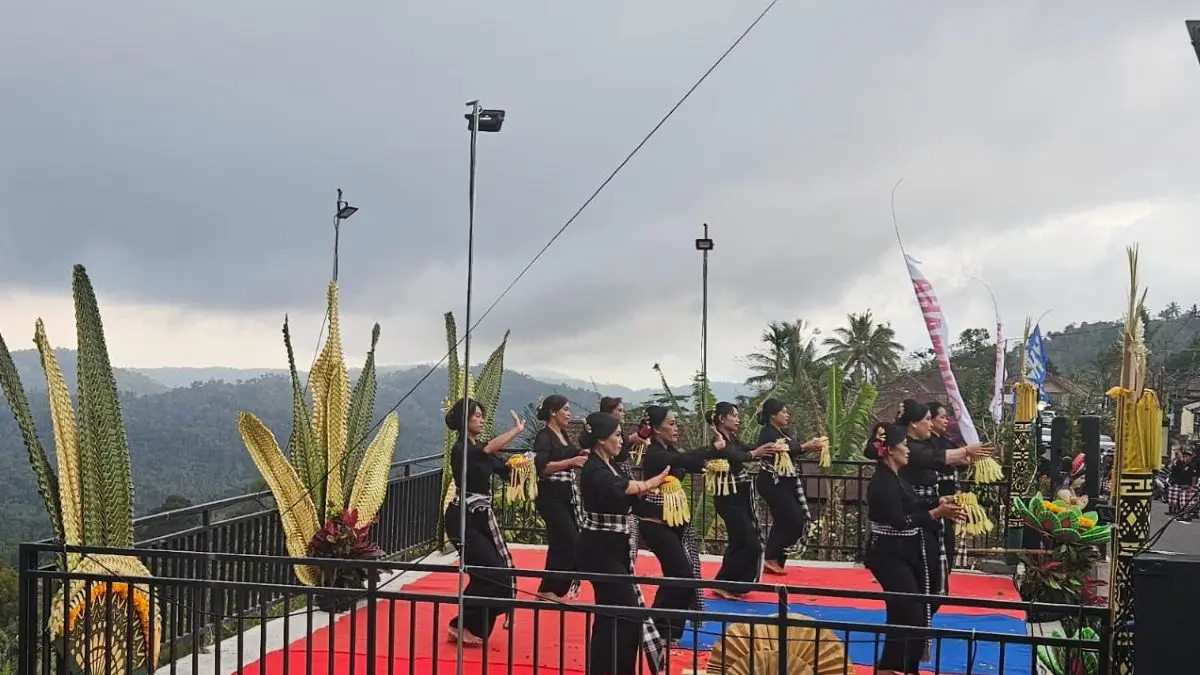 ALTERNATIF WISATA: Penari tradisional sedang hibur pengunjung Anjungan Desa Tista Kabupaten Tabanan Bali. (IST/radarbali.id)
