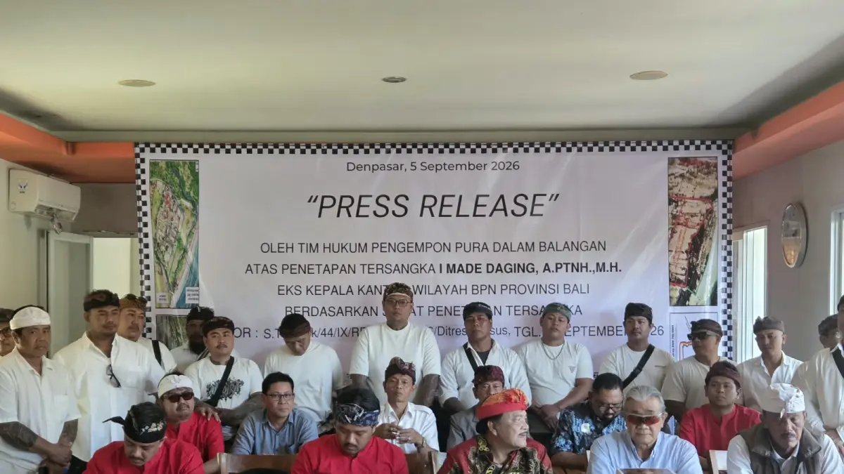 Pihak Pengempon Pura Bersama Tim Kuasa Hukum Menggelar Konferensi Pers di Denpasar, Sabtu (5/9)