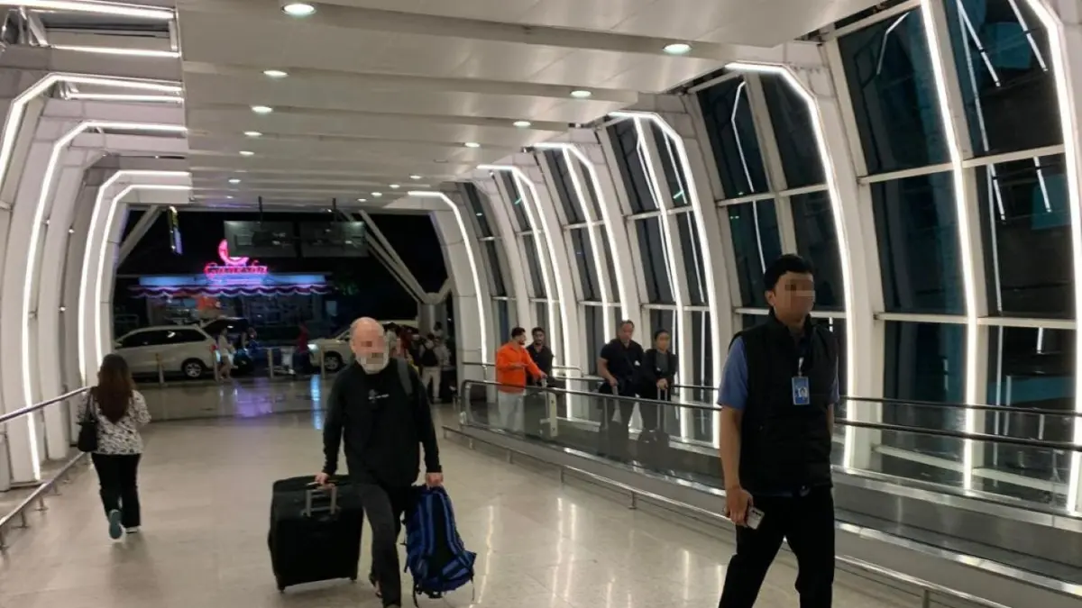 PULANG KAMPUNG: Petugas Rudenim Denpasar mengawal proses deportasi WN Australia berinisial MS, 59, menuju Sydney, Australia, Jumat (4/9) malam. (IST/radarbali.id)