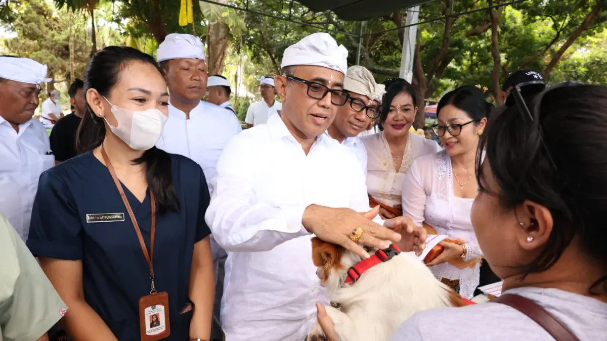 Wali Kota Denpasar, I Gusti Ngurah Jaya Negara, didampingi Sekretaris Daerah Kota Denpasar, I Gusti Ngurah Eddy Mulya, menghadiri persembahyangan bersama dalam rangka Pitenget Rahina Tumpek Uye atau Tumpek Kandang yang dipusatkan di kawasan Pura Agung Jagatnatha Denpasar, Sabtu (5/9).