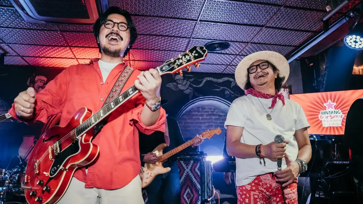 Andi /Rif dan Bilal Indrajaya berbagi panggung dalam Legendary Show di BINTANG BarSinar di Latihan Pestapora, Jakarta.&nbsp;