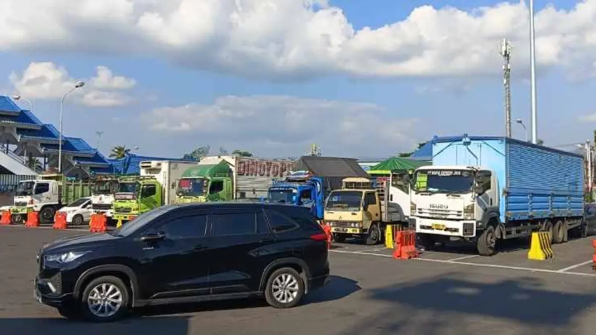 ANTRE MENYEBERANG : Suasana penyeberangan kendaraan logistik di Pelabuhan Gilimanuk, Jembrana, beberapa waktu lalu. (M.Basir/Radar Bali)