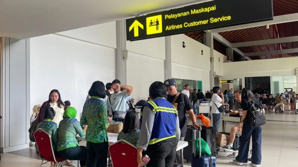 DARURAT: Pihak Bandara dan maskapai melakukan pelayanan kepada para penumpang pasca letusan anak gunung krakatau di Jakarta. (ist/radarbali.id)
