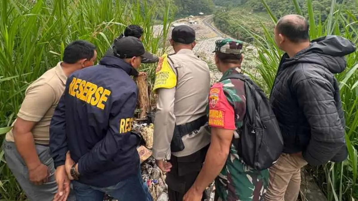 DIEVAKUASI : Sejumlah petugas melakukan evakuasi korban , I Wayan Mudiara. (Humas Polres Bangli)