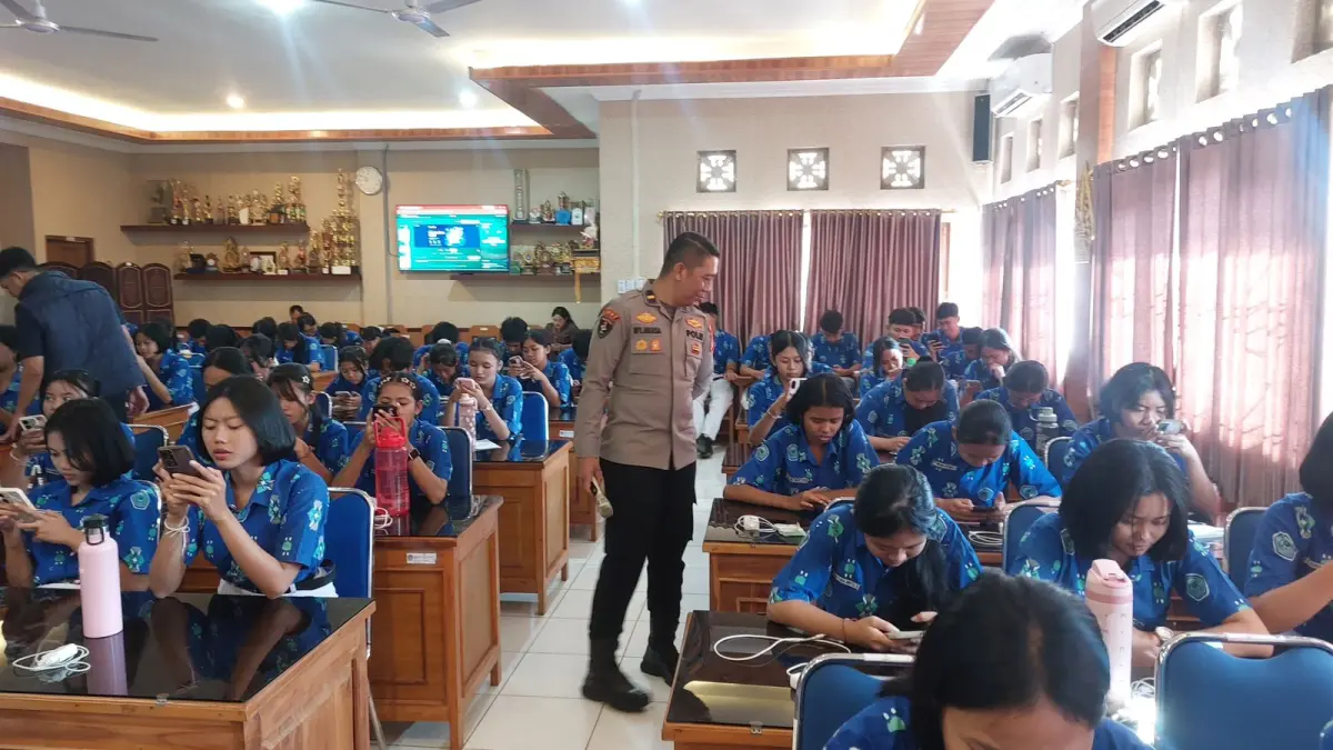 EDUKASI AI: Pelajar SMA/SMK sederajat mengikuti sosialisasi Program Paham AI yang digelar Polda Bali bersama Polres jajaran. (ist/radarbali.id)