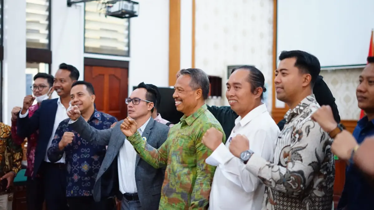 FIGHTING: Tim Hukum Solidaritas Jurnalis Bali (SJB) memberikan jawaban via e-court di PN Denpasar atas gugatan Togar Situmorang. (MIFTAHUDDIN HALIM/radarbali.id)