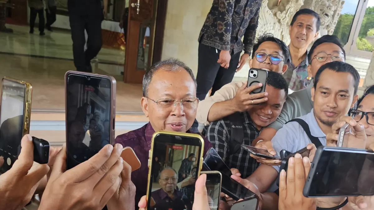 BERSABAR: Gubernur Bali Wayan Koster menanggapi video viral "Diam Kamu!" saat penertiban bangunan liar di pantai Bingin tahun lalu diakui tapi saat itu sedang fokus menangani penertiban bukan pekerja yang protes lapangan kerja. (NI KADEK NOVI FEBRIANI/radarbali.id)