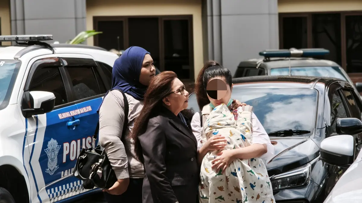 BERJUANG: KC (menggendong bayi) didampingi kuasa hukumnya Siti Sapurah, SH. (tengah) di Mapolresta Denpasar, Selasa (8/9/2026). (Ipung for Radar Bali)