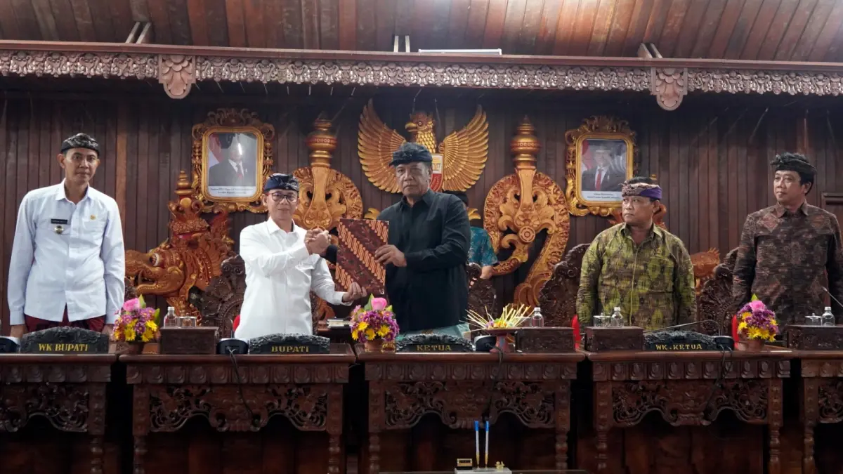 DPRD Kabupaten Klungkung Bersama Eksekutif Menetapkan Ranperda Inisiatif DPRD Tentang Pemajuan Kebudayaan Kabupaten Klungkung menjadi Peraturan Daerah (Perda) Bertempat di Ruang Sabha Nawa Natya, Gedung DPRD Kabupaten Klungkung, Senin (7/9).&nbsp;