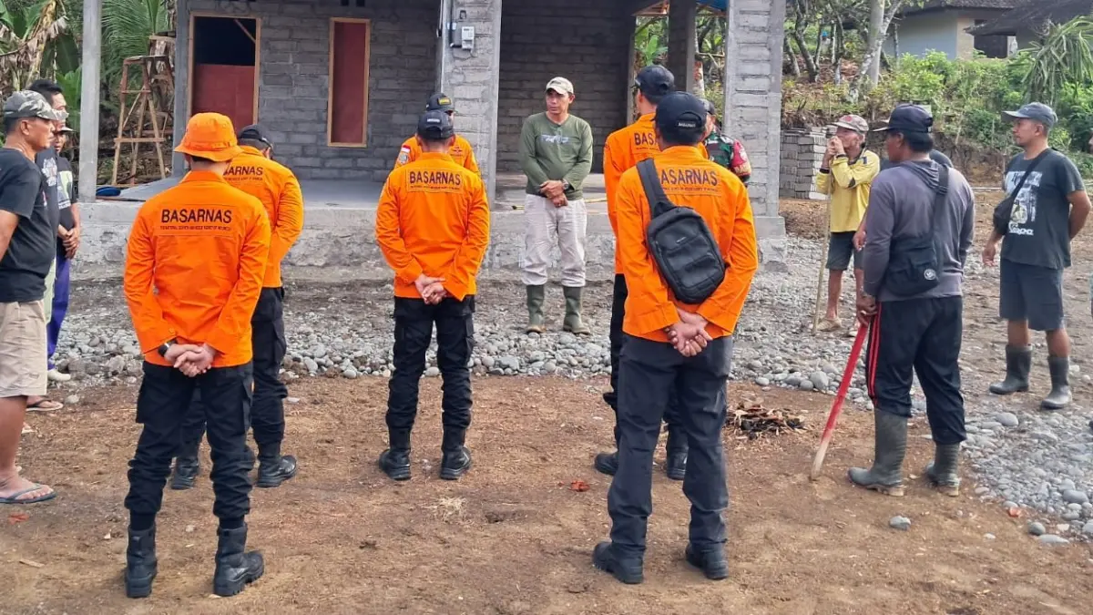 KERAHKAN TIM PENCARIAN : Tim SAR gabungan mencari keberadaan Kakek Suatra yang hilang misterius, setelah berpamitan ke kebun.(foto:ist)
