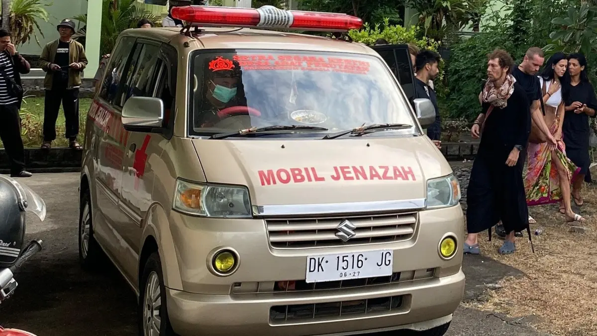 SERAH TERIMA JENAZAH : Jenazah Marcin Dawid, warga Polandia yang tenggelam di Pantai Tembles, Desa Penyaringan, Kecamatan Mendoyo, Kabupaten Jembrana, diangkut ambulans. (M.Basir/Radar Bali)