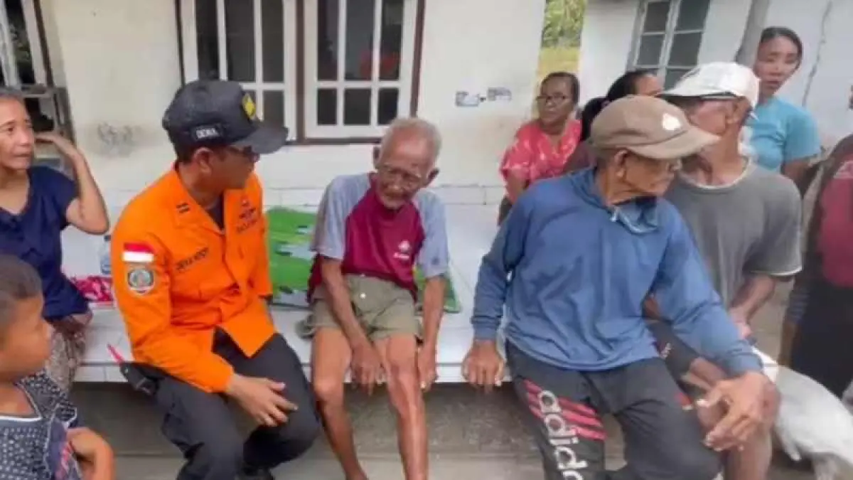 BELUM FOKUS PIKIRANNYA: Koordinator Pos Pencarian dan Pertolongan (SAR) Jembrana Dewa Gede Hendri Gunawan mendampingi kakek yang sempat hilang . (foto: Tim SAR)