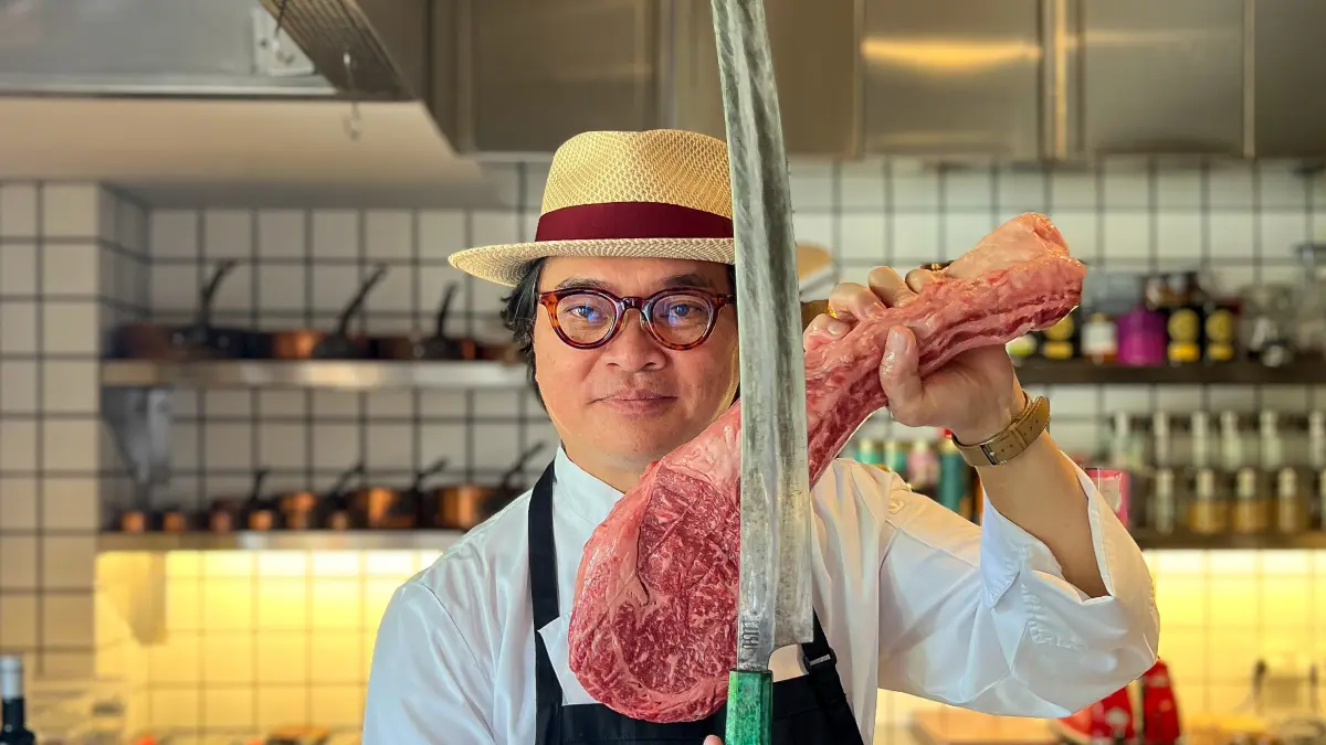 Chef Andrea sedang peragakan daging sapi berkualitas di resto Discovery Kartika Plaza Hotel. (ist/radarbali.id)