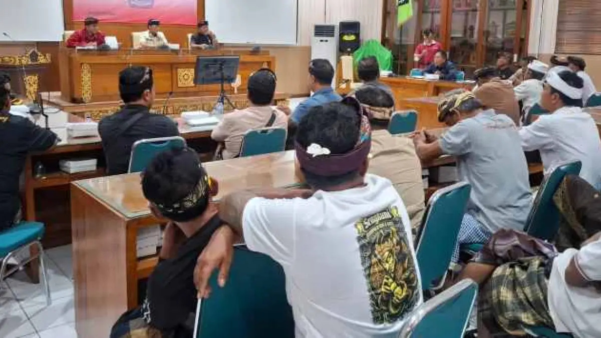 DIMEDIASI BUPATI : Bupati Klungkung, I Made Satria memimpin mediasi konflik sosial antara pihak Desa Adat Tangkas dengan pihak Pengempon Pura Pusat Kawitan Tangkas Kori Agung, Desa Tangkas bertempat di Ruang Rapat Praja Mandala, Kantor Bupati Klungkung. (Dewa Ayu Pitri Arisanti/Radar Bali)