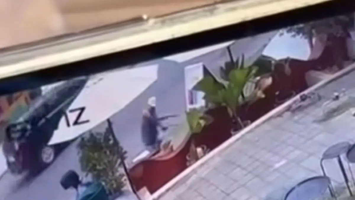 ANARKIS: WNA Australia berinisial JDB, 41, terduga pelaku perusakan papan reklame kaca di Gabet’s Pub-Restaurant, Pecatu, Kuta Selatan, Badung, diamankan polisi di hotel tempatnya menginap. (ist/radarbali.id)