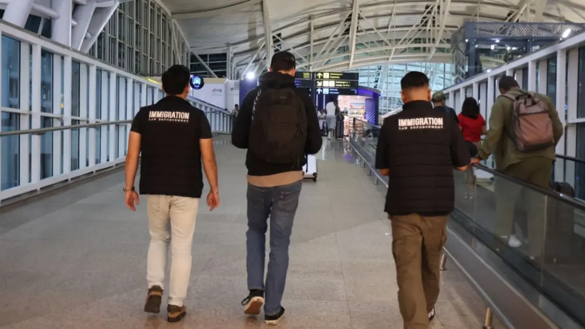 DIPULANGKAN: Kantor Imigrasi Ngurah Rai mendeportasi WN Australia berinisial B.A. melalui Bandara I Gusti Ngurah Rai, Selasa (8/9/2026).