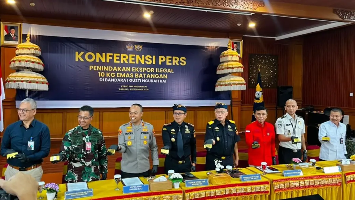TERBONGKAR: Bea Cukai Ngurah Rai bersama instansi terkait menunjukkan barang bukti 10,4 kilogram emas batangan yang digagalkan keluar Indonesia menuju Hong Kong melalui Bandara Internasional I Gusti Ngurah Rai, Rabu (9/9/2026). (ADRIAN SUWANTO/radarbali.id)
