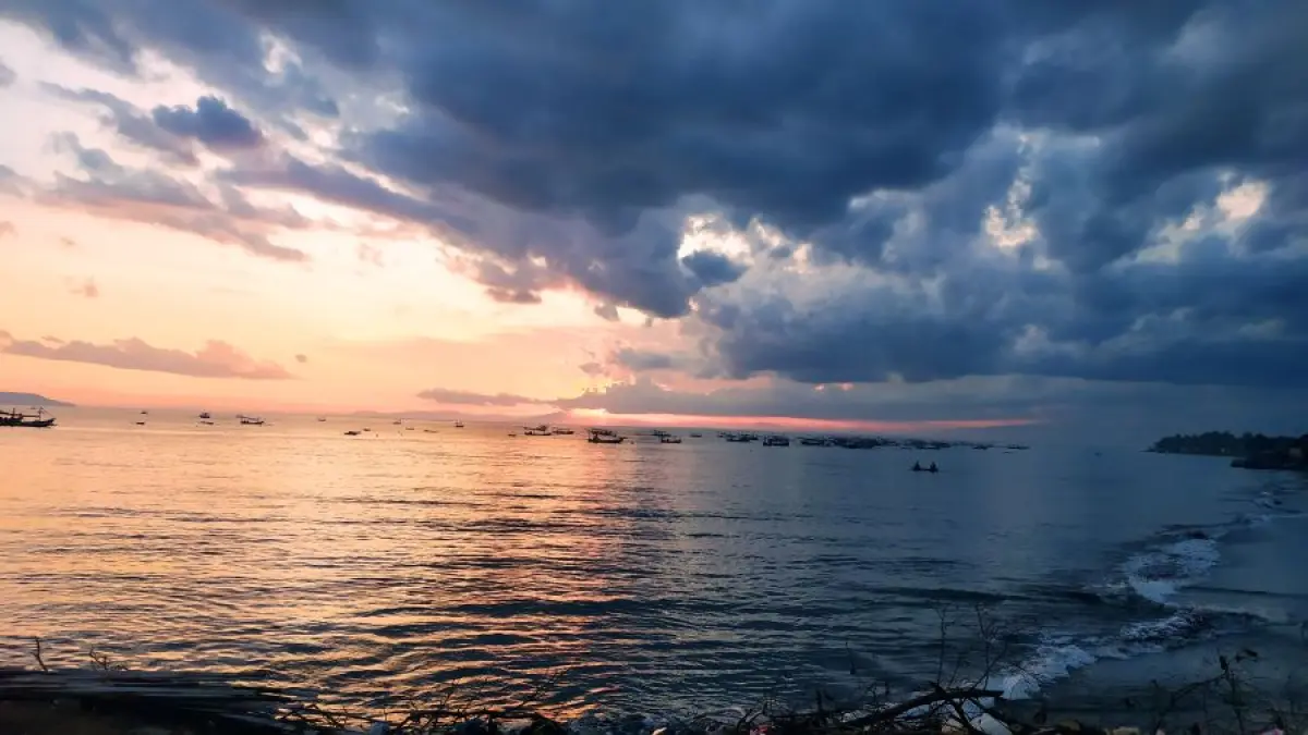 KEMARAU BASAH: Mendung  masih tampak menyelimuti Bali dan masih turun hujan meski kondisi kemarau. (MIFTAHUDDIN HALIM/radarbali.id) 