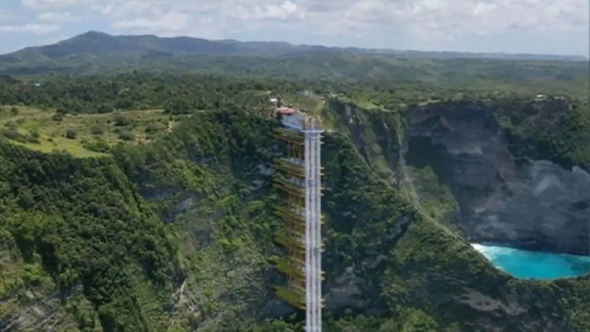 MEGAH: Konstruksi lift kaca yang sudah dirancang bangun oleh perusahaan asal Tiongkok di pantai Kelilingking Nusa Penida Klungkung. (dok. radarbali.id)