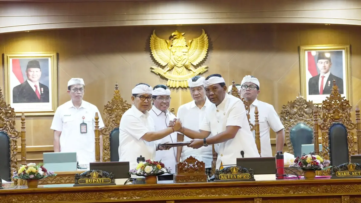 Bupati Wayan Adi Arnawa saat Rapat Paripurna Masa Persidangan Pertama, Pandangan Umum Fraksi-Fraksi DPRD Badung di Ruang Sidang Utama Gosana Sekretariat DPRD Badung, Jumat (11/9).
