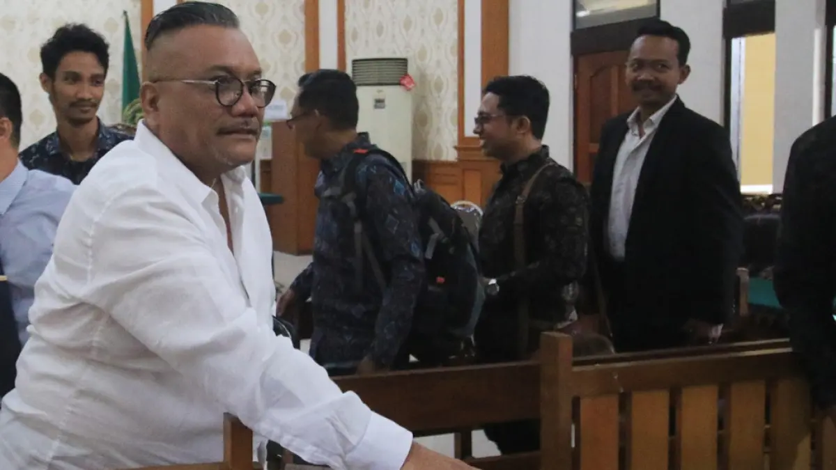 KASASI DITOLAK: Togar Situmorang saat mengikuti sidang di PN Denpasar pada 4 Agustus 2026. 
Foto: Miftahuddin Halim/Radar Bali