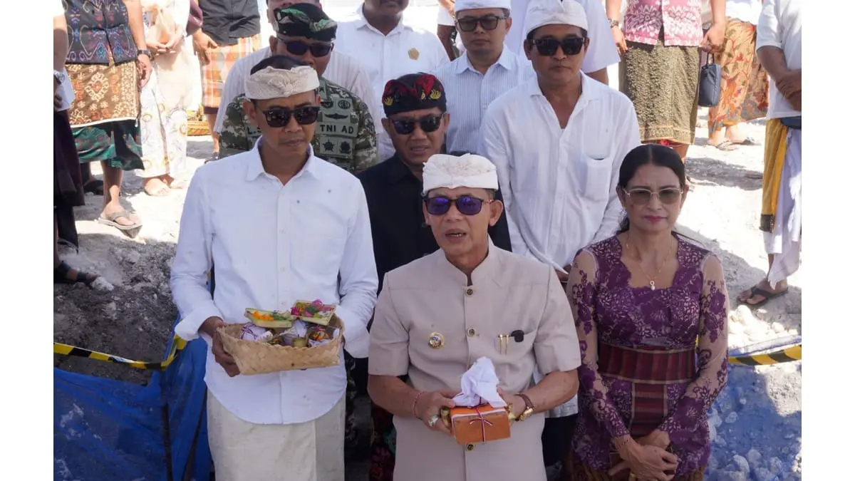 Bupati Klungkung, I Made Satria bersama Wakil Bupati Klungkung, Tjokorda Gde Surya Putra, Memimpin Peletakan Batu Pertama (groundbreaking) Tanda Dimulainya Pembangunan Pasar Mentigi di Desa Batununggul, Kecamatan Nusa Penida, Kabupaten Klungkung, Sabtu (12/9)