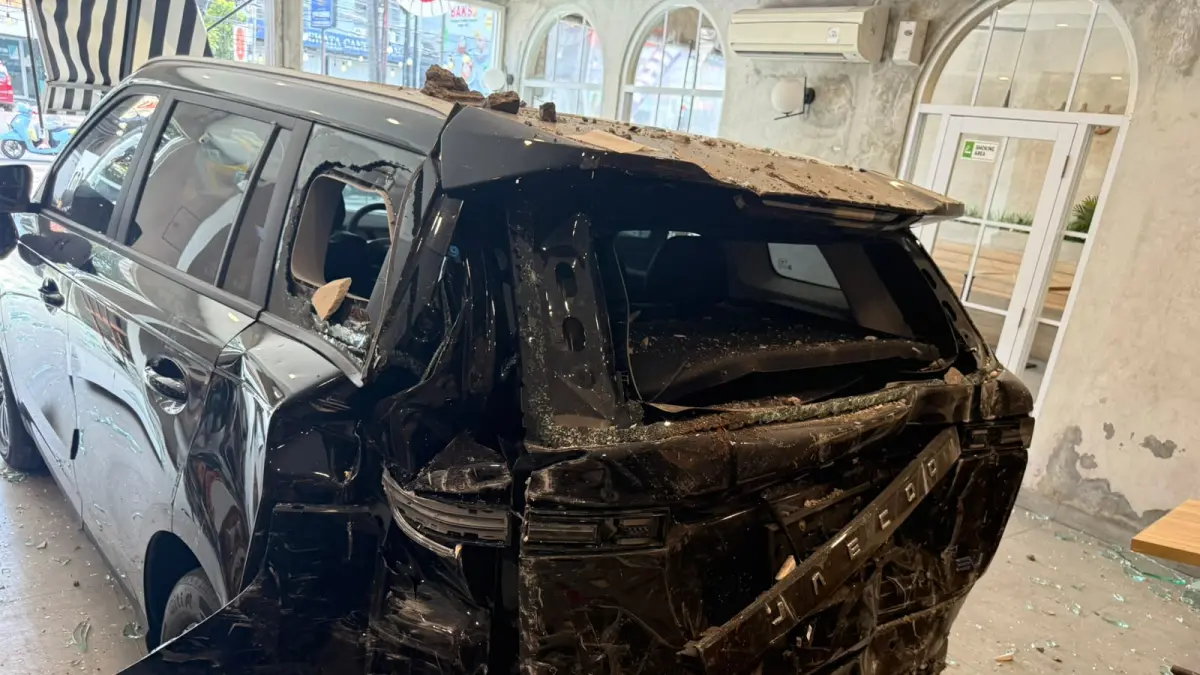 REMUK: Mobil listrik JS EV DK 1737 OSA menabrak Resto Bakso Lapangan Tembak Senayan di Jalan Gatot Subroto Tengah, Denpasar Utara, Sabtu (12/9/2026). (IST/radarbali.id)