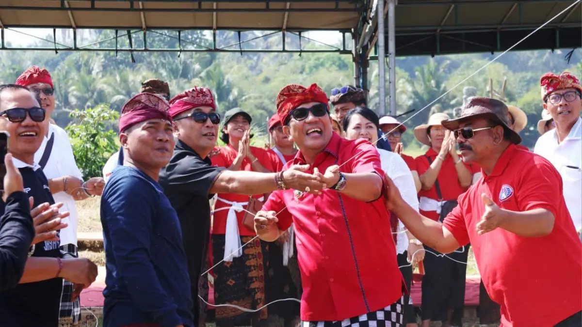 Bupati Tabanan, Dr. I Komang Gede Sanjaya, S.E., M.M., sekaligus Membuka Pangkung Karung Kite Festival III Tahun 2026 di Area Subak Serongga, Desa Pangkung Karung, Kecamatan Kerambitan, Minggu (13/9).