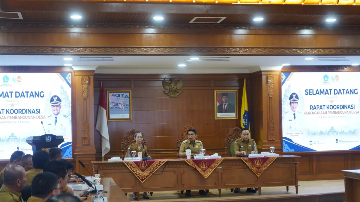 Bupati Wayan Adi Arnawa saat Rapat Koordinasi Perencanaan Pembangunan Desa di Ruang Kriya Gosana, Puspem Badung, Senin (14/9)