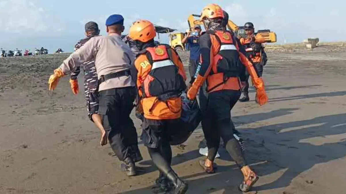 DIEVAKUASI : Jenazah Sugiarta dievakuasi menuju daratan di Pantai Pengambengan, Jembrana.(foto: TimSAR Jembrana)