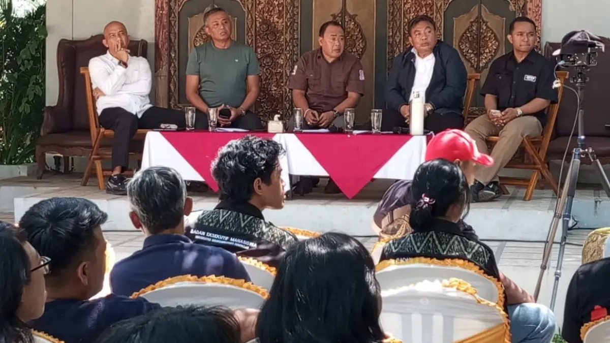 DISKUSI: (dari kiri) Kadisnaker ESDM Bali Ida Bagus Setiawan, Profesor&nbsp;I Wayan Gde Wiryawan, Sekretaris FSPM Bali Ida I Dewa Made Rai Budi Darsana dan Anggota DPR RI Nyoman Parta serta moderator.(foto:Ida Bagus Indra Prasetia)
