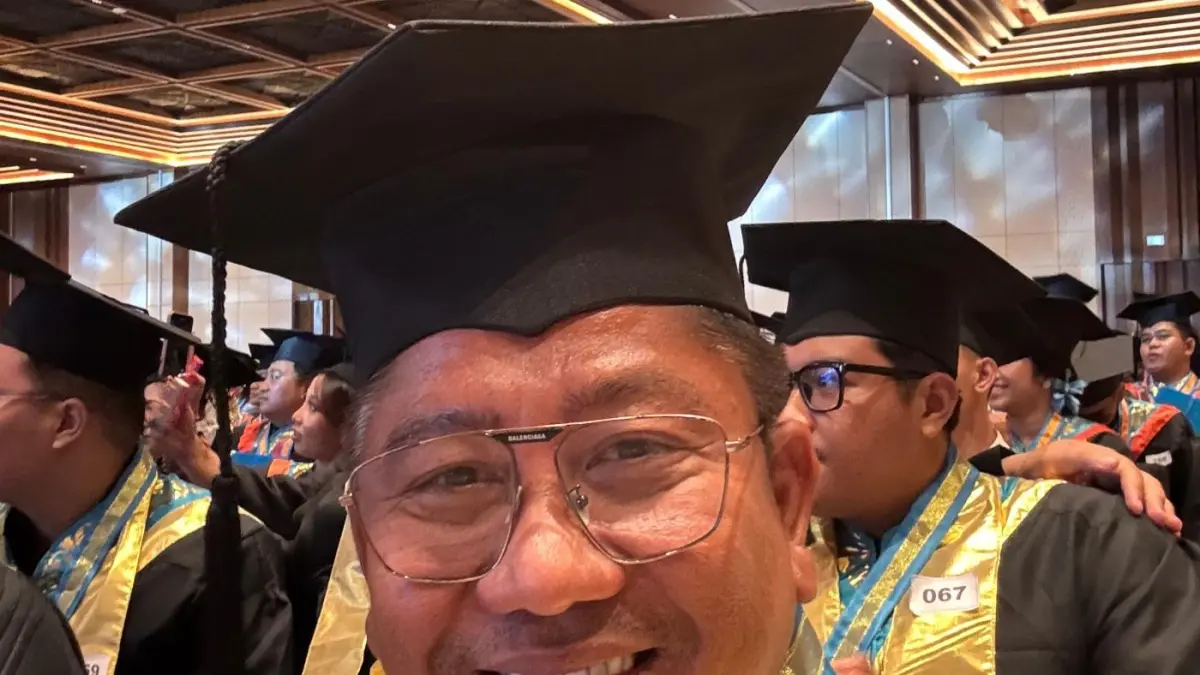 RAIH GELAR DOKTOR: I Ketut Sugiartha, SH, MKn, perjalanan itu justru berawal dari dunia pariwisata sebagai guide bahasa Jepang menjadi doktor notariat. (ist/radarbali.id)