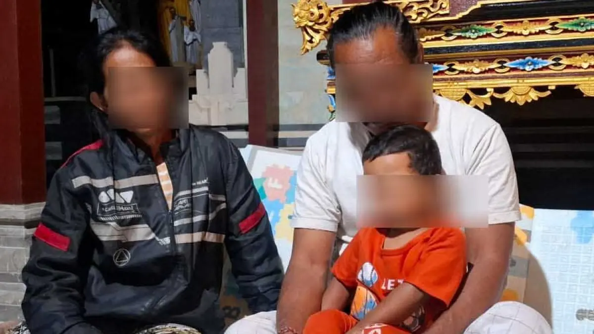 BERDOA UNTUK PUTRA TERCINTA:&nbsp; Ayah dan Ibu I Putu Pramana Yoga, dan Kadek Sayoga Putra bersama cucunya tercinta. (Dewa Ayu Pitri Arisanti)