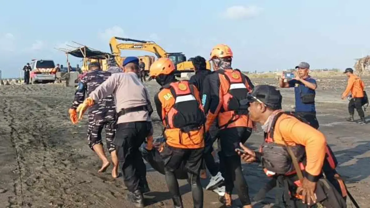 DIPERTANYAKAN: Evakuasi jenazah mendiang I Gusti Putu Sugiarta, nelayan asal Desa Cupel, Kecamatan Negara, Jembrana. (M.Basir)