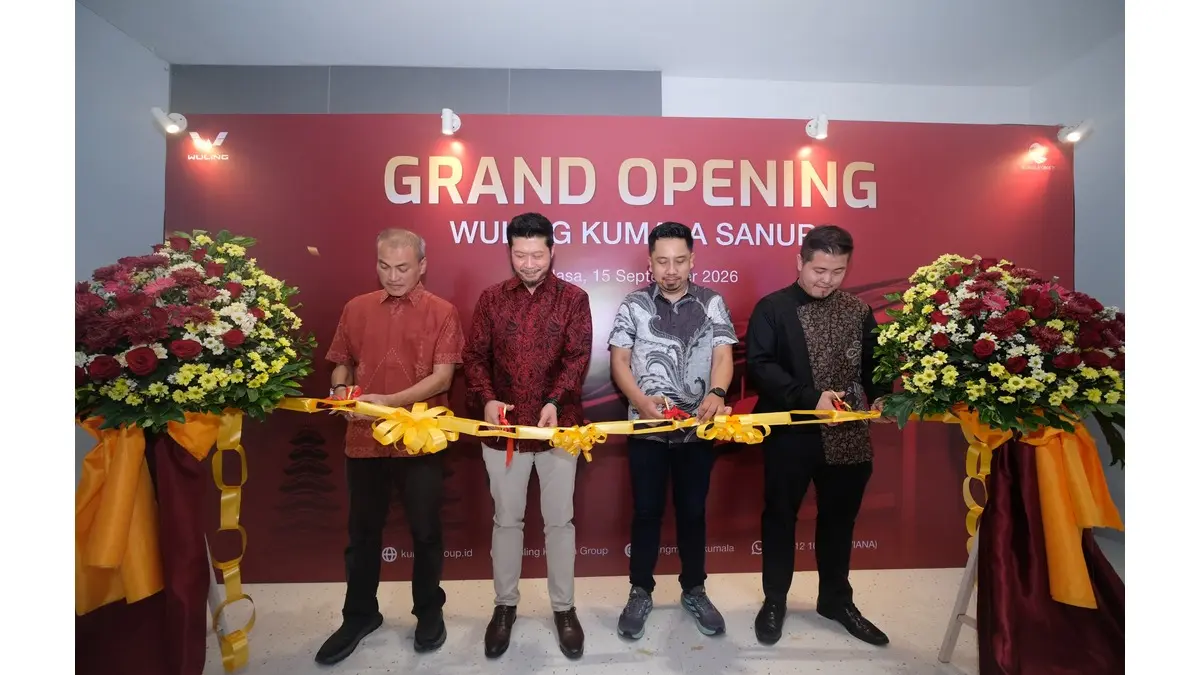 Grand Opening Wuling Kumala Sanur. Pemotongan Pita Oleh Stanislaus Sutandy, Sales and Marketing Director Wuling Kumala, dua dari kiri. Bersama Kharismawan Awangga, Sales Director PT SGMW Motor Indonesia, dua dari kanan.