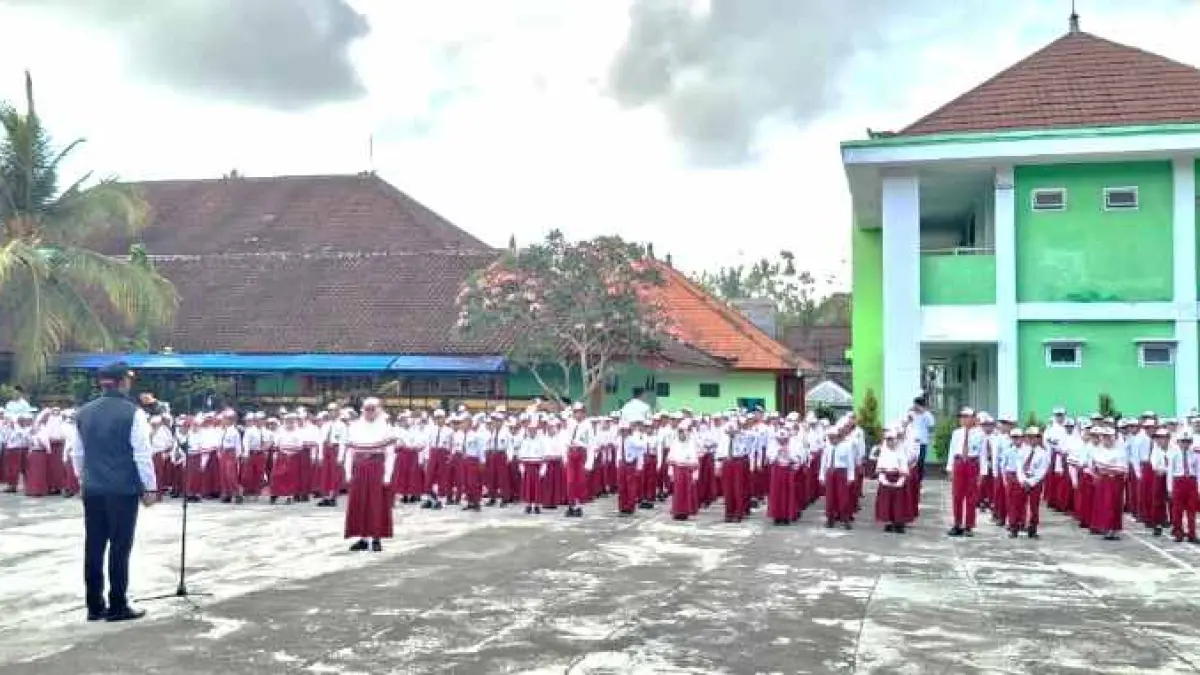 SOSIALISASI SEJAK USIA DINI : BNNK Karangasem saat melakukan sosialisasi bahaya narkoba ke MIN 1 Karangasem. (zulfika Rahman)