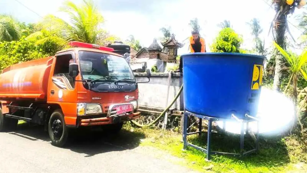 BAGIKAN AIR BERSIH : Pendistribusian air bersih oleh BPBD Jembrana. (foto: BPBD Jembrana)