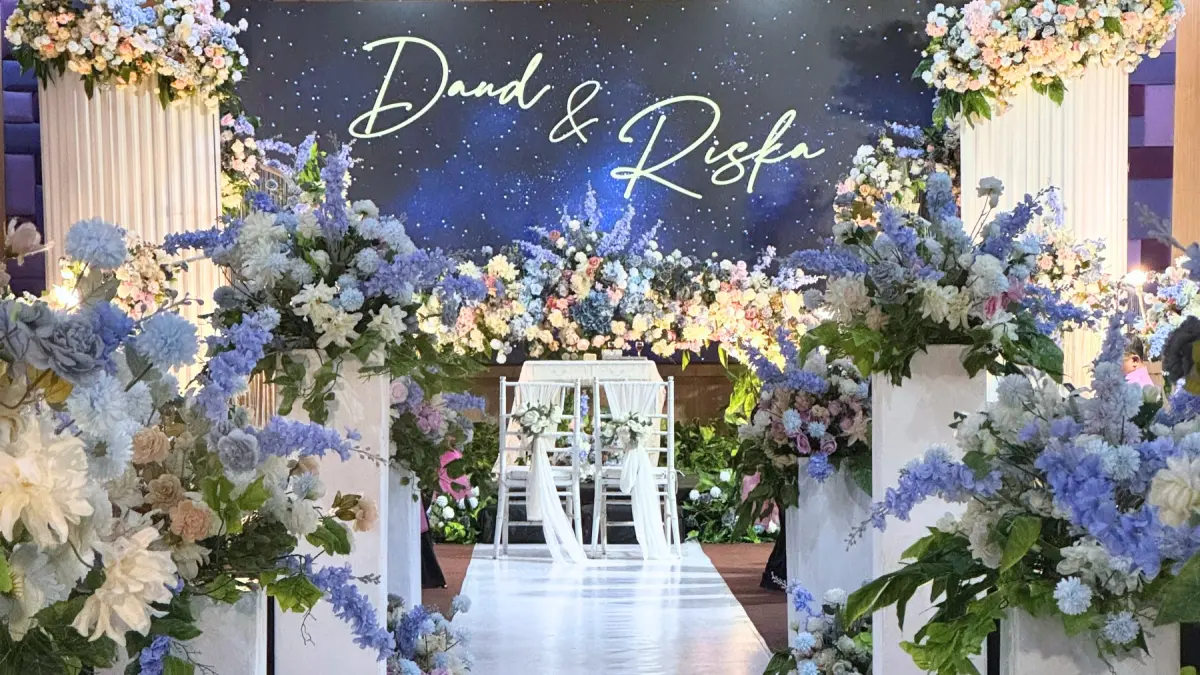 Dekorasi pelaminan dan venue pernikahan elegan di Quest Hotel San Denpasar