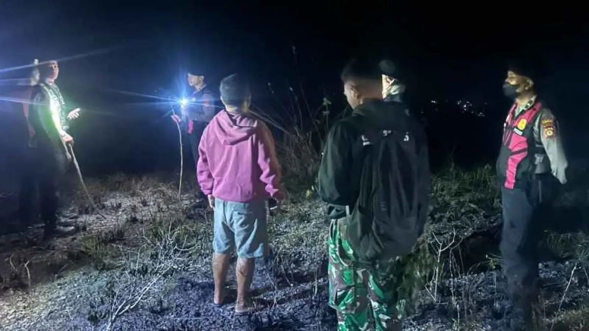 TERBAKAR MALAM HARI : Bukit Tatak Pangkung, Desa Tanglad, Kecamatan Nusa Penida,Klungung. (foto:Polres Klungkung)